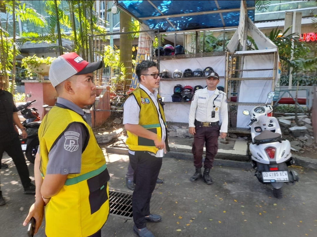Perumda Parkir Makassar Lakukan Sidak Parkiran Mal Ratu Indah yang Berdiri di Atas Saluran Drainase
