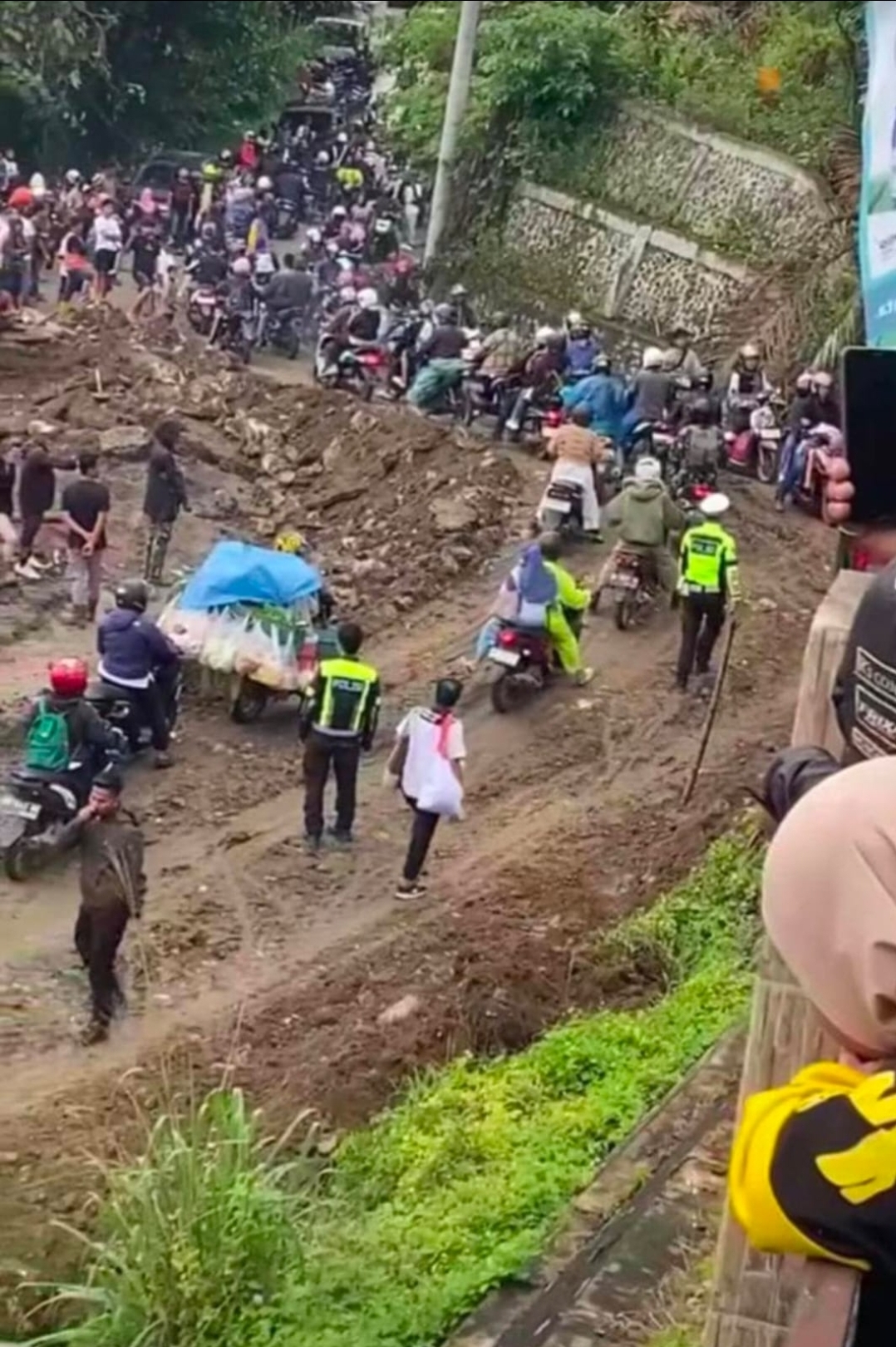 Longsor Putus Jalan Poros Enrekang-Toraja, Truk Terperosok dan Lalu Lintas Macet Tiga Kilometer