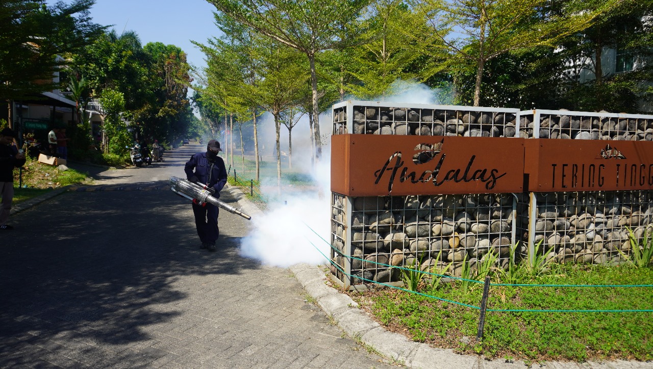 Peduli Kesehatan Warga, Bukit Baruga Gandeng Dinas Kesehatan Kota Makassar Gelar Fogging di Area Kawasan