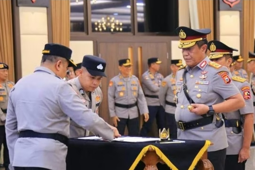 Irjen Djuhandhani Rahardjo Puro Resmi Jabat Kapolda Sulsel, Disambut Hangat dengan Tradisi Angngaru