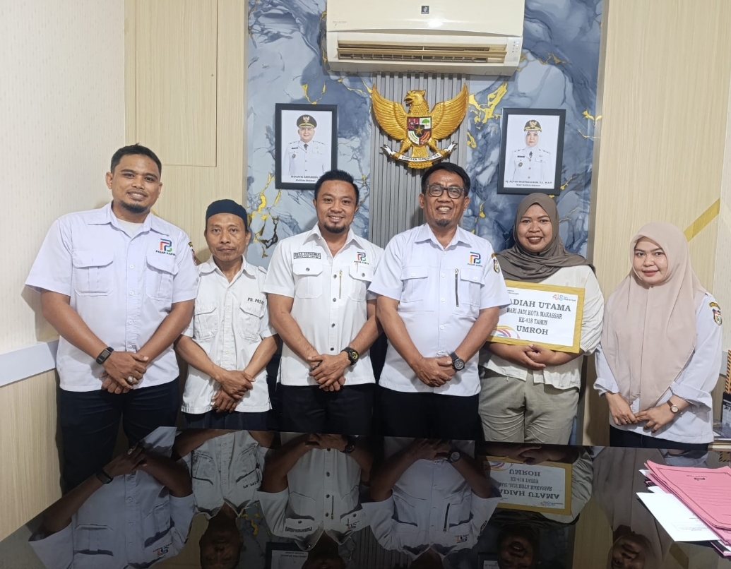 Empat Pegawai Perumda Pasar Makassar Boyong Hadiah Gerak Jalan HUT ke-418 Kota Makassar