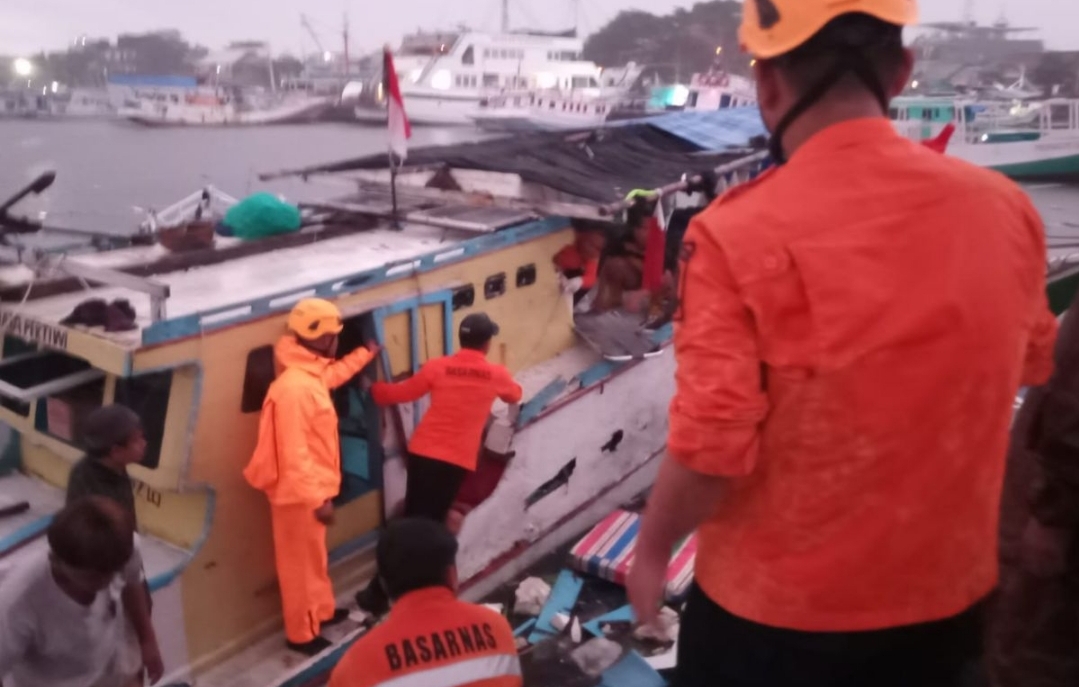 Kebakaran Kapal Saat Bongkar Ikan di Paotere Makassar, Sembilan Nelayan Alami Luka